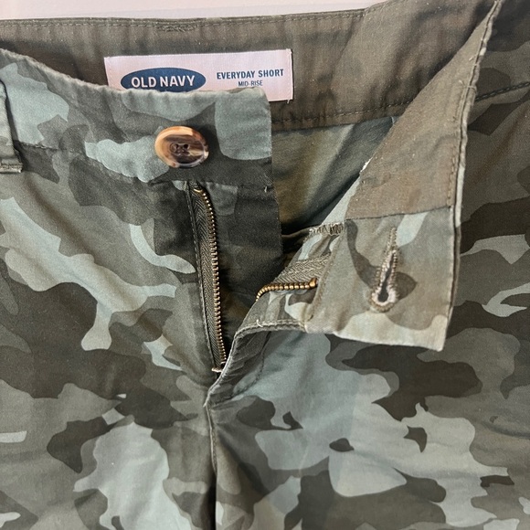 Old Navy Everyday Green Camouflage Mid-Rise Shorts. Women’s 4 - Picture 9 of 11